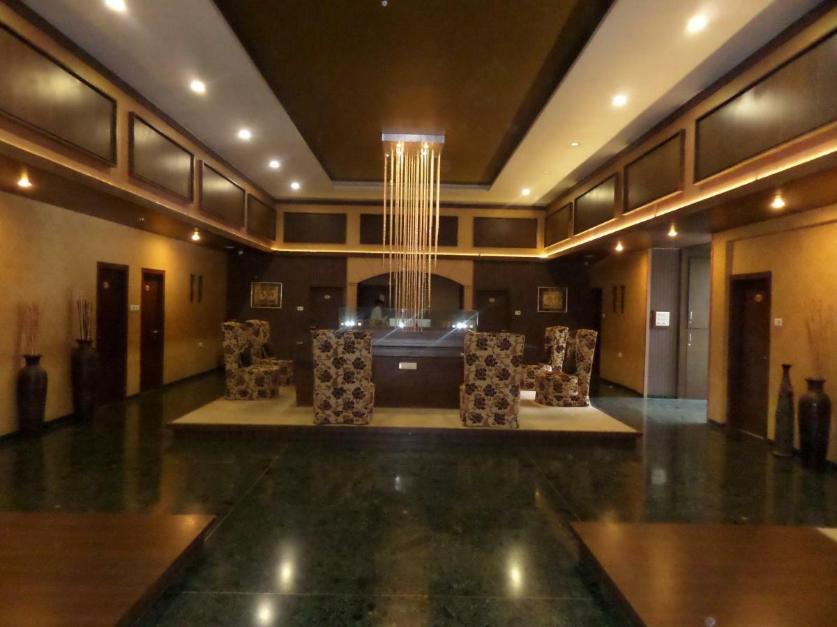 Matrix Inn Пуна Экстерьер фото